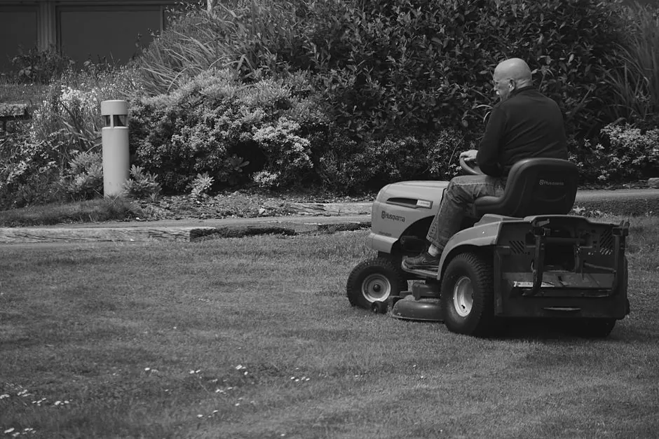 Luka Schaller au travail sur un jardin du quartier Sainte-Anne